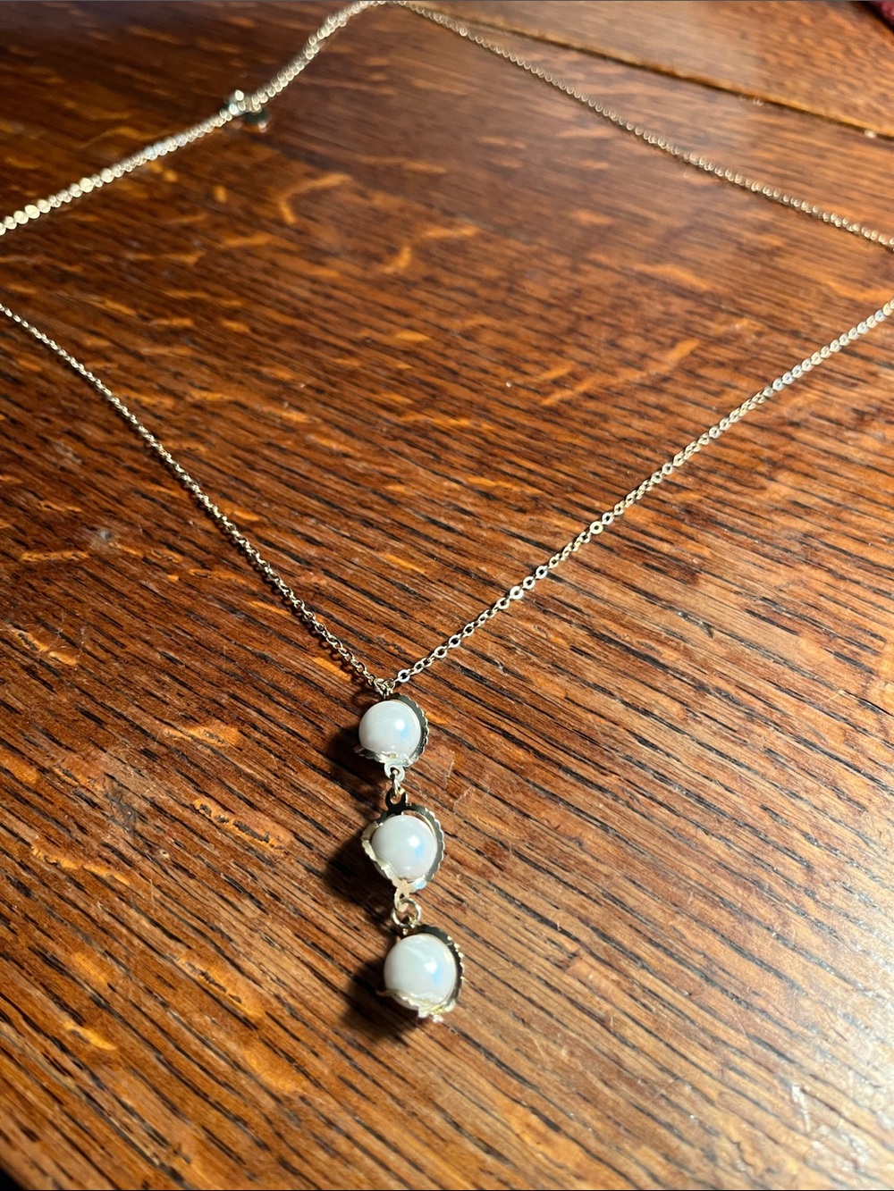 Delicate Gold-Tone Necklace with Triple White Pearl Drops